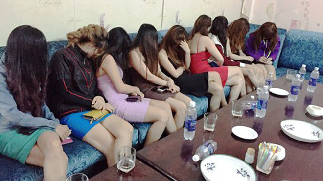 Nhiều nữ nhân viên ăn mặc mát mẻ phục vụ khách ngoại. Ảnh: A.X