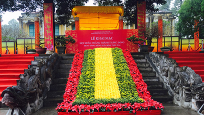 Không gian dâng hương trước thềm rồng Điện Kính Thiên. Ảnh: Toan Toan