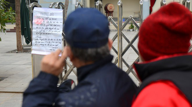 Nhiều trường dán thông báo nghỉ học trước cổng khiến phụ huynh bất ngờ. Ảnh: Anh Tuấn.