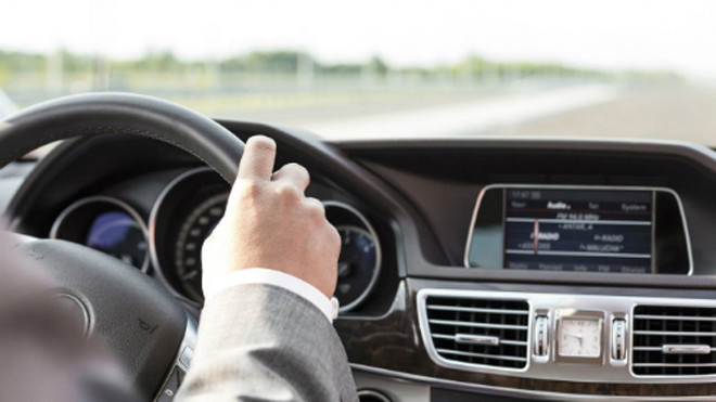 Người chồng đã lái xe đi rất xa mới nhận ra là vợ mình không còn ở băng ghế sau. Ảnh: Telegraph.