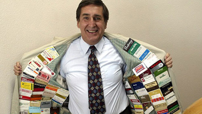 Ông Cavanagh và bộ sưu tập thẻ đồ sộ. Ảnh: AFP.