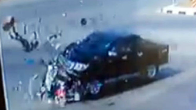 Xe máy gặp tai nạn thảm khốc vì 'cắt mặt' ô tô