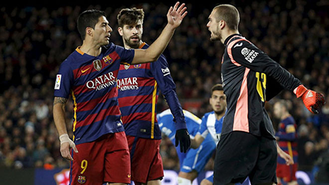 Suarez xô xát với cầu thủ Espanyol. Ảnh: Reuters.