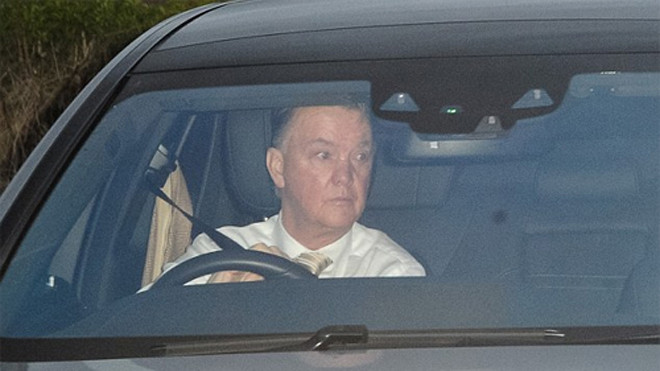 Van Gaal lái xe tới trung tâm Carrington hôm 26/1.