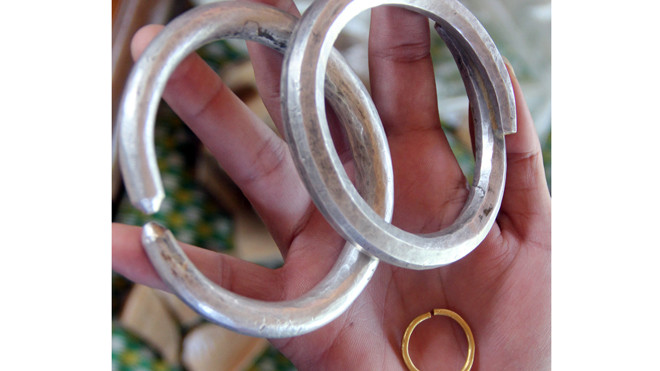 Sau khi phát hiện số vàng bạc kể trên, anh Phúc giữ lại 2 chiếc vòng bạc, 1 chiếc vòng vàng, số còn lại chia cho những người thợ tham gia đào móng - Ảnh: P.Việt