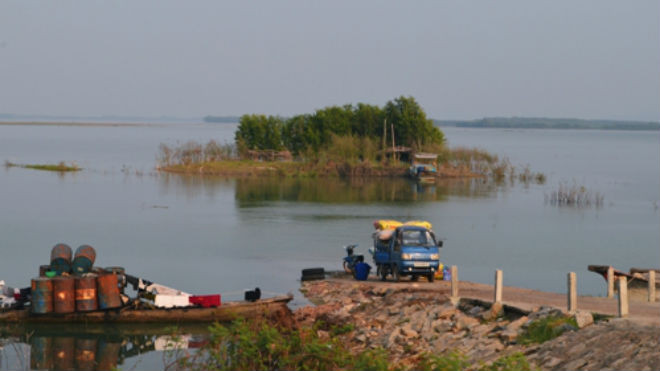 Mực nước hồ Dầu Tiếng thấp hơn gần 1,5 m so với năm 2014 có thể gây thiếu nước ngọt phục vụ sinh hoạt, tưới tiêu và đẩy mặn cho khu vực TP.HCM và tỉnh Tây Ninh. Ảnh: Thanh Tuyết.