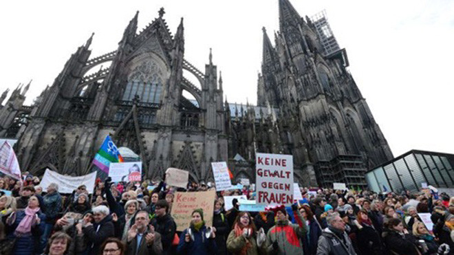 Biểu tình tại Cologne sau các vụ tấn công tình dục đêm giao thừa. Ảnh: AFP