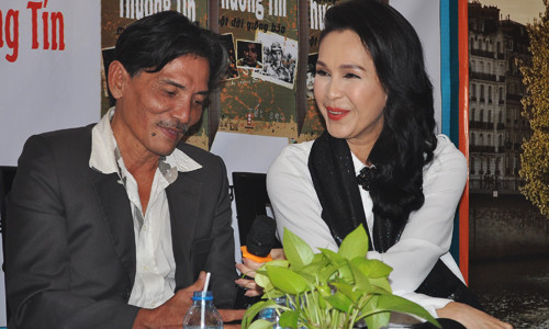 Diễm My (phải) là một trong số những người cũ của Thương Tín. Chị đến dự ra mắt sách của Thương Tín ở Hà Nội vào tối 5/1.