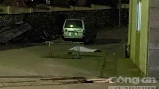 Thi thể nạn nhân gần chiếc xe cấp cứu - Ảnh: Hương Nhàn