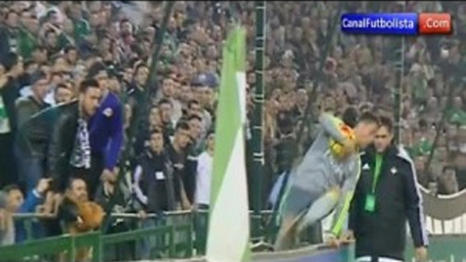 Khán giả đứng sát đường biên để phun bọt vào Ronaldo.