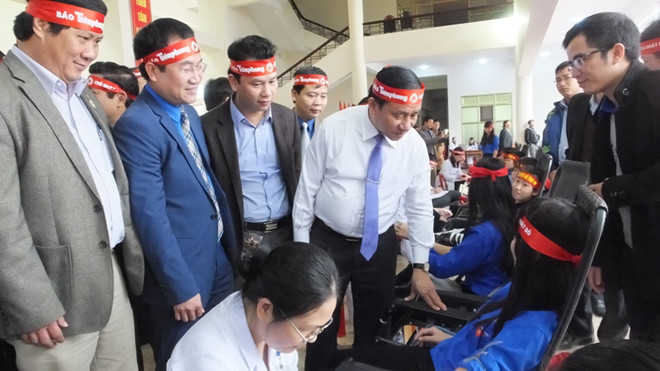 Bí thư Tỉnh ủy, Chủ tịch UBND tỉnh Hà Tĩnh Lê Đình Sơn, Phó Chủ tịch UBND tỉnh Hà Tĩnh Đặng Quốc Khánh động viên các ĐVTN tham gia hiến máu.