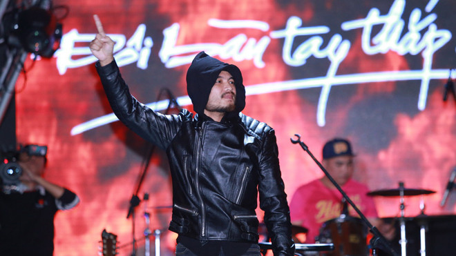 Trần Lập mạnh mẽ đứng hát như biến cố chưa hề đi qua cuộc đời.