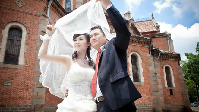 Mãi khi gần cưới, Thương mới biết rõ chồng không phải là một anh chàng nghèo khó. Ảnh: NVCC.