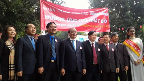 Ủy viên Bộ Chính trị, Phó Thủ tướng Chính phủ Nguyễn Xuân Phúc - Chủ tịch Ủy ban An toàn giao thông Quốc gia, và anh Nguyễn Đắc Vinh-Bí thư thứ nhất T.Ư Đoàn dẫn đầu đoàn diễu hành, cổ động chương trình Chủ Nhật Đỏ 2016