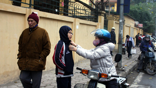 Giữ ấm cho học sinh trước khi vào lớp (Ảnh: Trúc Linh)