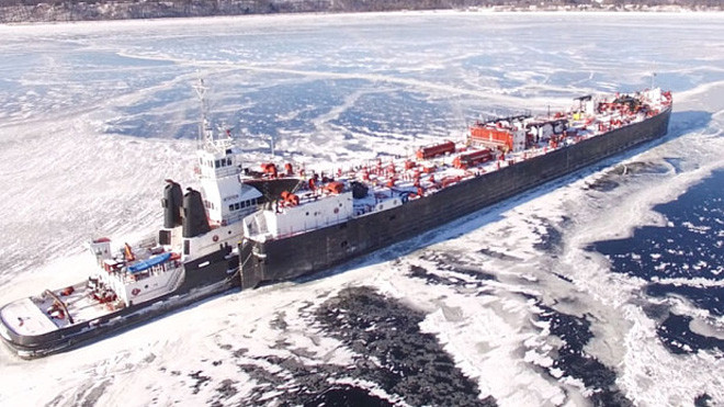 Tàu công-ten-nơ bị mắc kẹt trên hồ bị đóng băng (Ảnh: Telegraph)