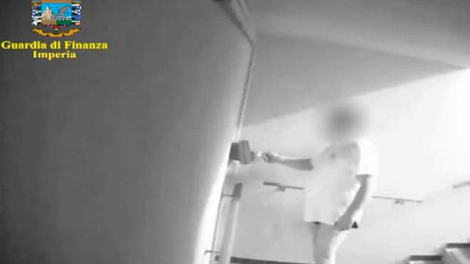 Viên cảnh sát Alberto Muraglia mặc đồ lót tới quẹt thẻ. (Ảnh: Telegraph)