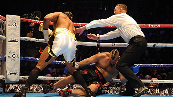 De Mori ngã xuống sau khi lĩnh một loạt pha ra đòn chính xác của David Hay (quần trắng). Ảnh: SM.