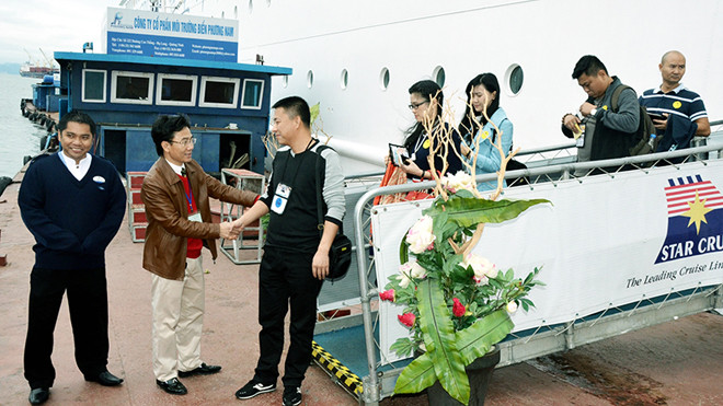 Tàu pông tông làm đệm phục vụ đưa đón khách du lịch trên tàu biển quốc tế đến tham quan Hạ Long.