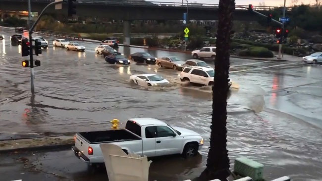 Siêu xe Lamborghini vượt nước lũ như “tàu ngầm”