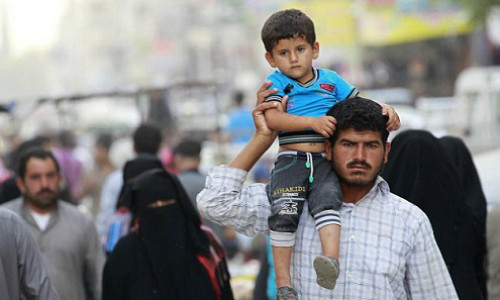 Cư dân tại Raqqa, thành trì của IS tại Syria. Ảnh: Reuters