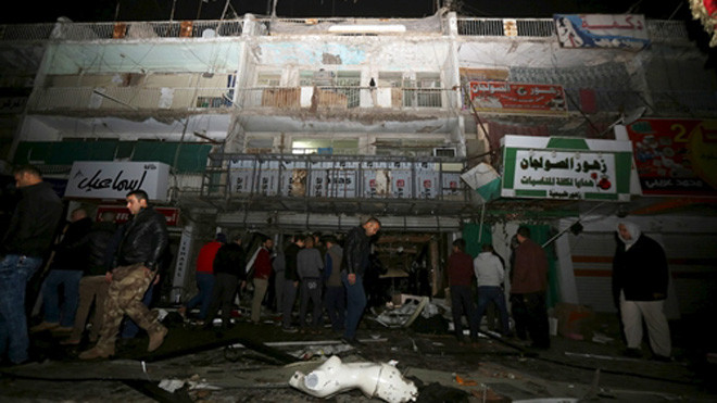 Lực lượng an ninh Iraq tại hiện trường vụ đánh bom xe ở Baghdad al-Jadida, phía đông Baghdad, ngày 11/1. Ảnh: Reuters.