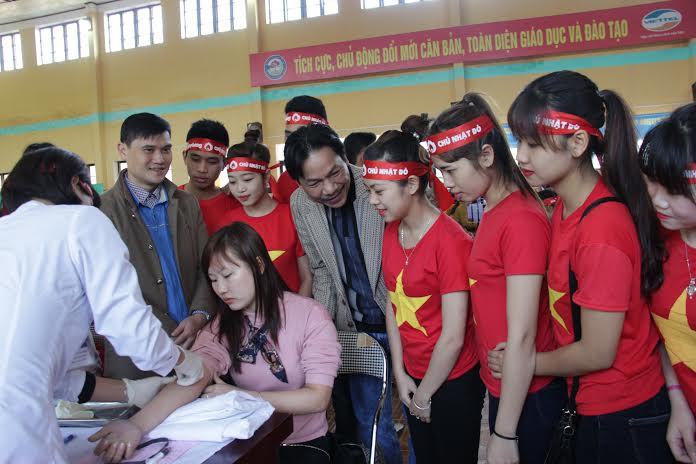 Bùng cháy ngọn lửa Chủ Nhật Đỏ