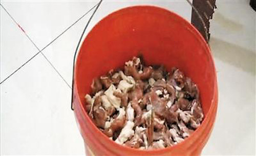 Xô thịt lợn của ông Jian. Ảnh: People.cn