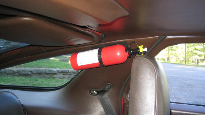 Bình cứu hỏa cần đặt ở vị trí gần với tài xế để kịp ứng phó khi có hỏa hoạn. Ảnh minh họa: Rennlist.com