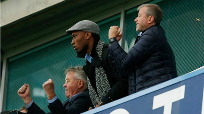 Drogba theo dõi Chelsea thi đấu với HLV Hiddink và tỷ phú Roman Abramovich. Ảnh: Reuters.