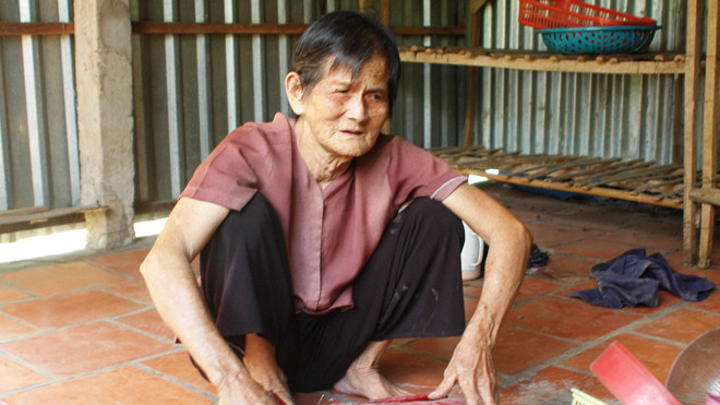 Để đảm bảo an toàn cho hai bà cháu cụ Cỗi, chính quyền địa phương đã cho tháo dỡ căn nhà cụ Cỗi và vận động cụ đến nơi khác sinh sống