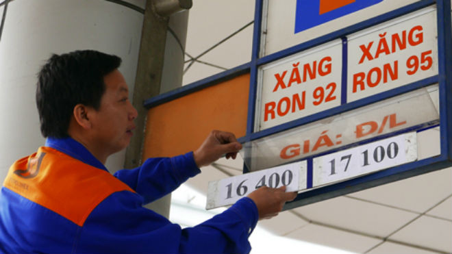 Giá bán lẻ xăng dầu dự kiến tiếp tục giảm nếu cơ quan điều hành không sử dụng công cụ khác. Ảnh: Quý Đoàn/VnExpress