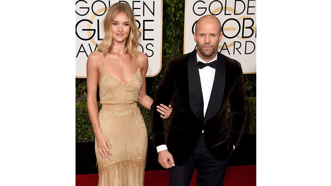 Rosie Huntington-Whiteley khoe nhẫn đính hôn bên cạnh người yêu Jason Statham.