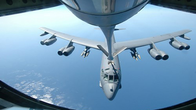 Một chiếc B-52H đang tiếp dầu