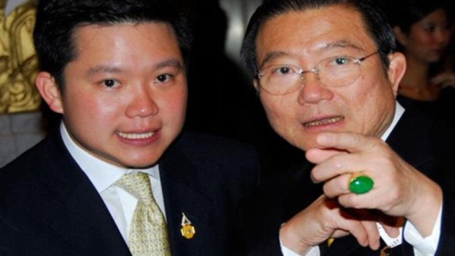 Tỷ phú Charoen Sirivadhanabhakdi (bên phải) và con trai, Thapana - hiện đang là CEO của Thaibev.