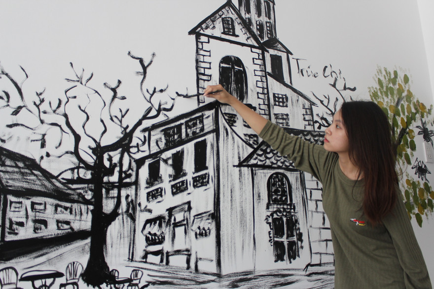 Hot girl Trúc Chi bên tác phẩm của mình