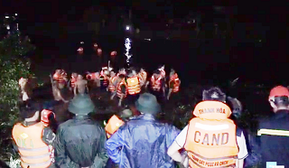 Lực lượng chức năng tổ chức tìm kiếm các nạn nhân. 