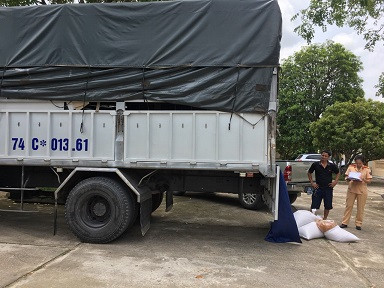 Phát hiện xe chở mỡ động vật không có giấy tờ