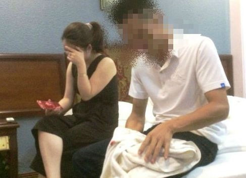 Cô giáo mầm non vào nhà nghỉ tâm sự với CSGT. Ảnh cắt từ clip