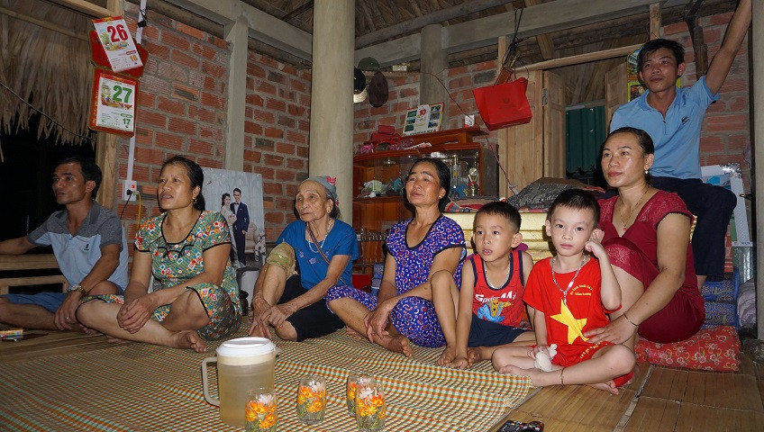 Người thân thủ môn Bùi Tiến Dũng xem trận đấu đêm 28/8