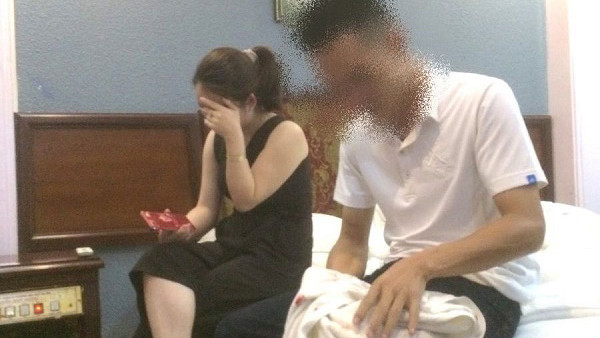 Hình ảnh thượng úy Lê Xuân Hùng bị bắt quả tang tại nhà nghỉ