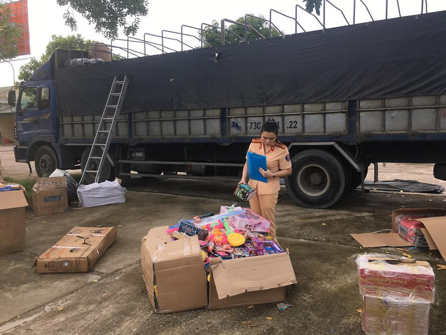 Bắt giữ lô đồ chơi không có giấy tờ theo quy định