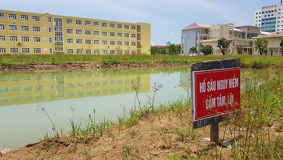 Hai bé trai gặp nạn khi tắm trong hố nước trường đại học 