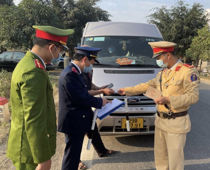 Lực lượng chức năng thực hiện nhiệm vụ ở trạm kiểm soát trên đường Hồ Chí Minh