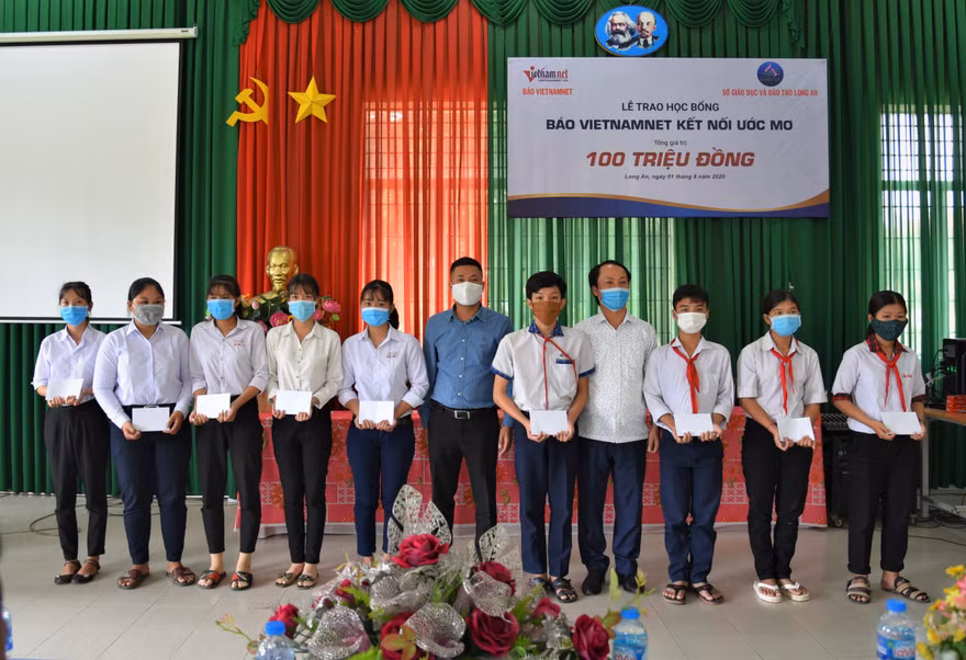 Ông Nguyễn Huy Thiêm - Đại diện Him Lam Land và đại điện đơn vị tổ chức trao quà cho các em học sinh nghèo vượt khó