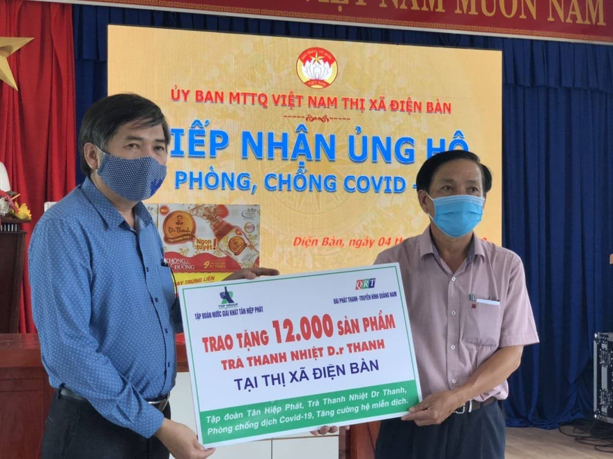 Đại diện lãnh đạo Đài PT-TH Quảng Nam trao tặng 12.000 sản phẩm Trà Thanh Nhiệt Dr Thanh cho lãnh đạo UBND thị xã Điện Bàn – Quảng Nam. 