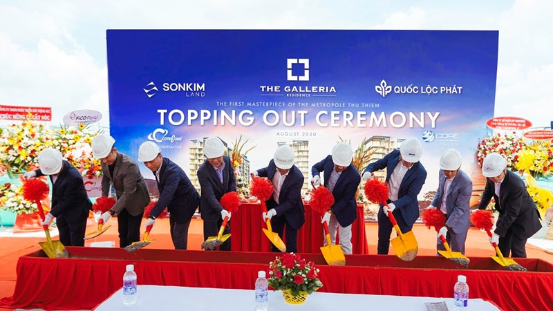 Đại diện đơn vị làm lễ lễ cất nóc cho The Galleria Residence