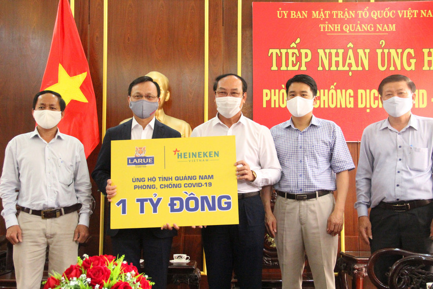 Bia Larue tiếp lửa lạc quan, tiếp sức cho miền Trung ruột thịt