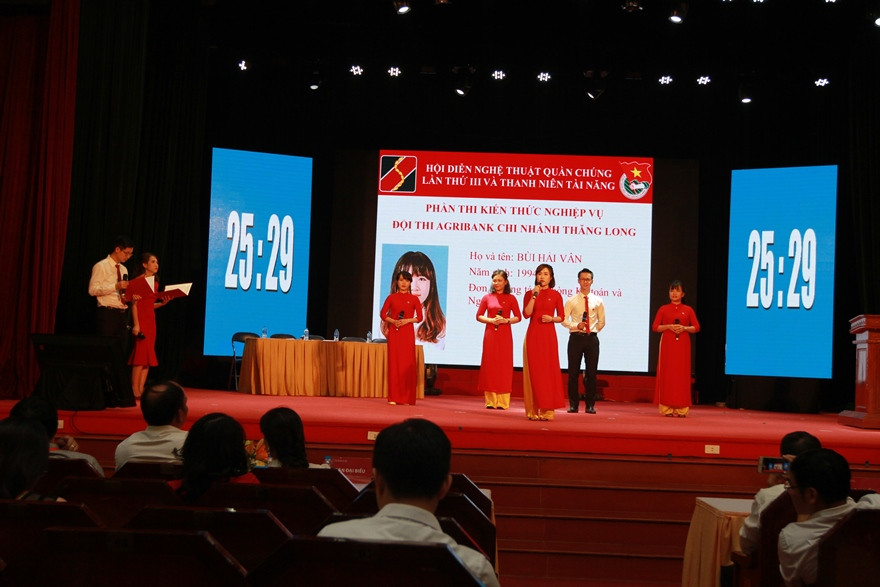 Hội thi tài năng thanh lịch là một trong những dịp để các đoàn viên thanh niên trau dồi kiến thức, học hỏi kinh nghiệm và thể hiện năng lực bản thân
