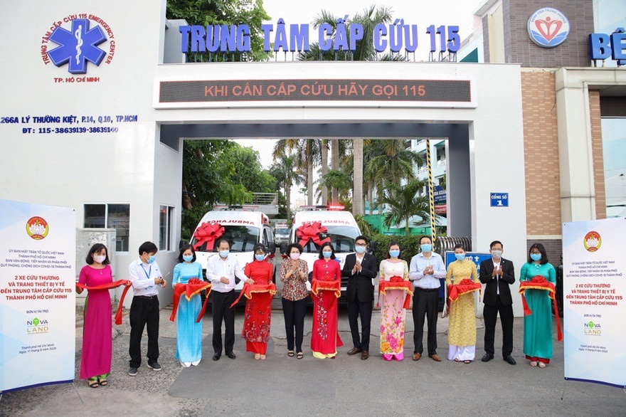 Trao tặng 2 xe cấp cứu-Novaland tiếp sức đội ngũ Y tế trên tuyến đầu chống dịch COVID-19